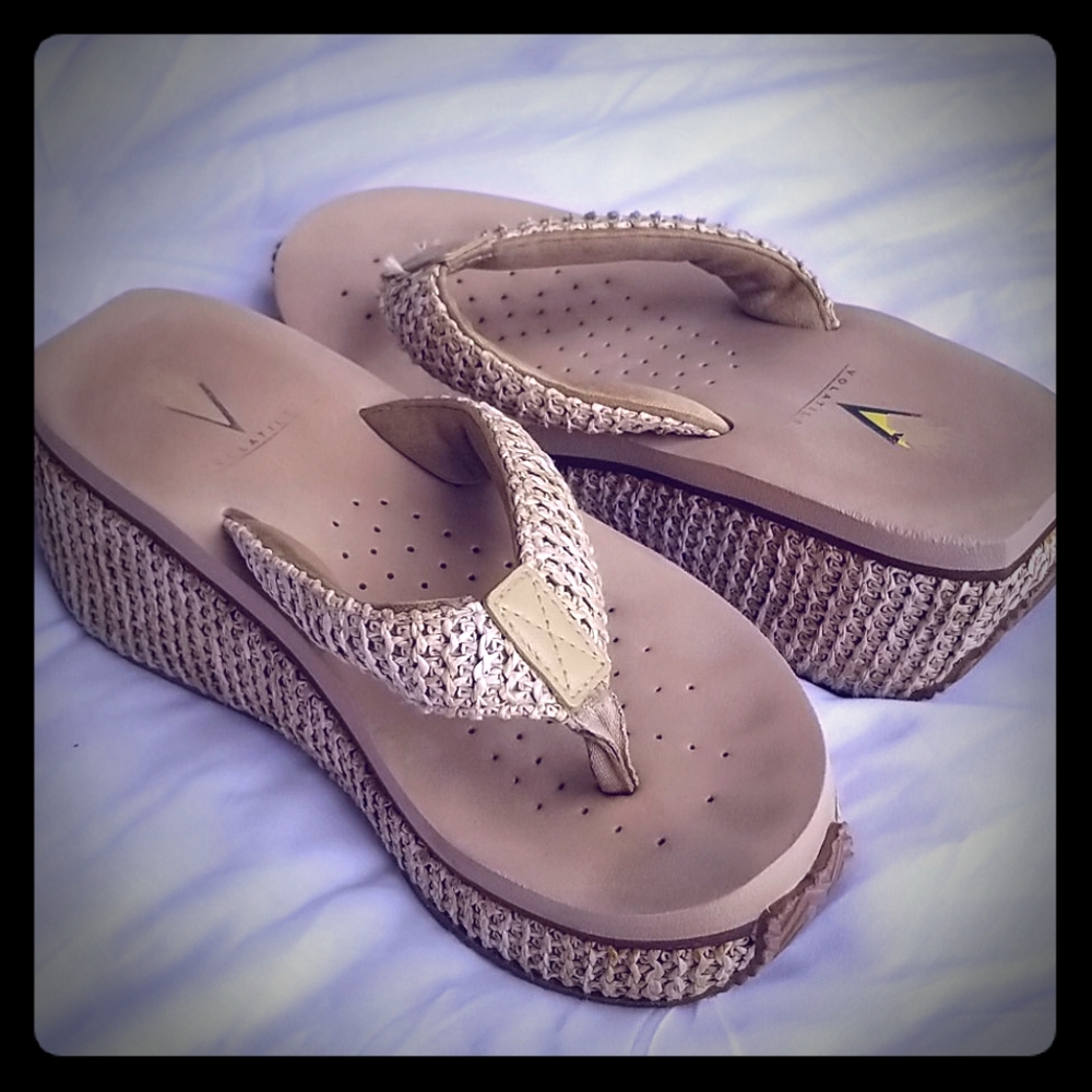 Volatile flip flops